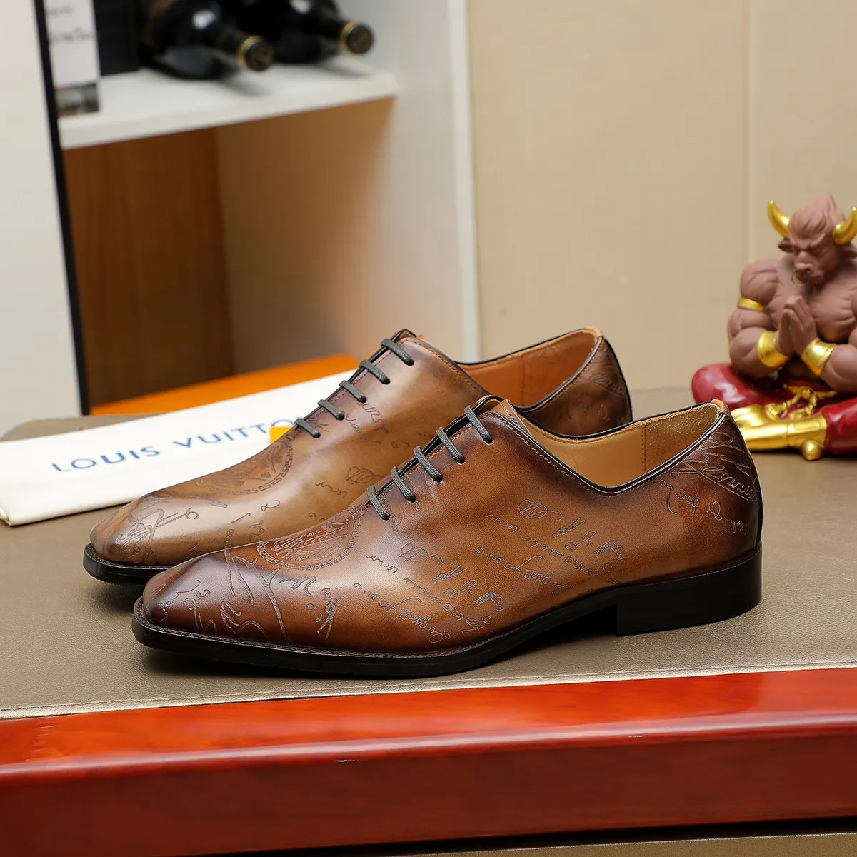 Men's shoes 💰620 💰 Louis Vuitton LV ® Autumn and Winter 🆕 models 🔛Full shoe counter First layer cowhide, 🐂leather lined casual shoes for men, super soft outsole, essential for driving. Counter synchronized original first layer cowhide completely 1:1 mold customization 🌹Top version, 2 colors available! Number: 38-45 (37.46. Customized)
